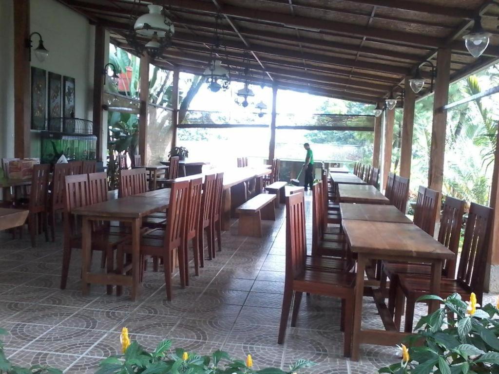 Villa Bukit Pinus Bogor Esterno foto